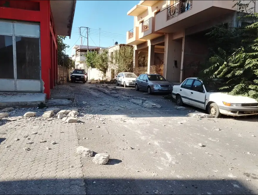 Ακολούθησαν δύο σεισμοί που είχαν μέγεθος 3,8 και 4,5 Ρίχτερ. Πολλές ζημιές υπάρχουν σε σπίτια στις Αγιές Παρασκιές αλλά και στο Πατσίδερο. Ακόμα, προς τον Προφήτη Ηλία, βράχος έπεσε με συνέπεια να χτυπήσει αυτοκίνητο και να τραυματιστούν οι επιβαίνοντες, ευτυχώς ελαφρά.