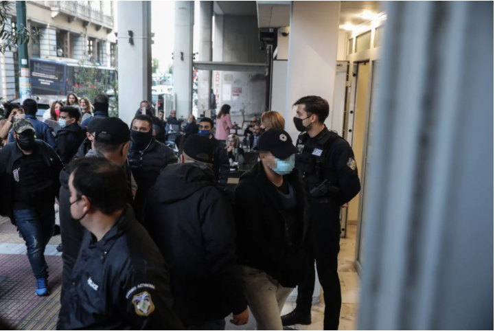 Καταδίωξη στο Πέραμα: Δεκτοί με επευφημίες και χειροκροτήματα οι επτά αστυνομικοί στα δικαστήρια Πειραιά