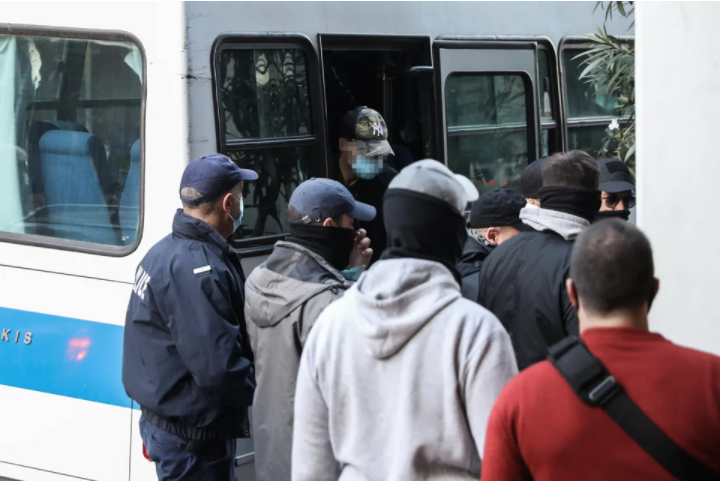 Καταδίωξη στο Πέραμα: Δεκτοί με επευφημίες και χειροκροτήματα οι επτά αστυνομικοί στα δικαστήρια Πειραιά