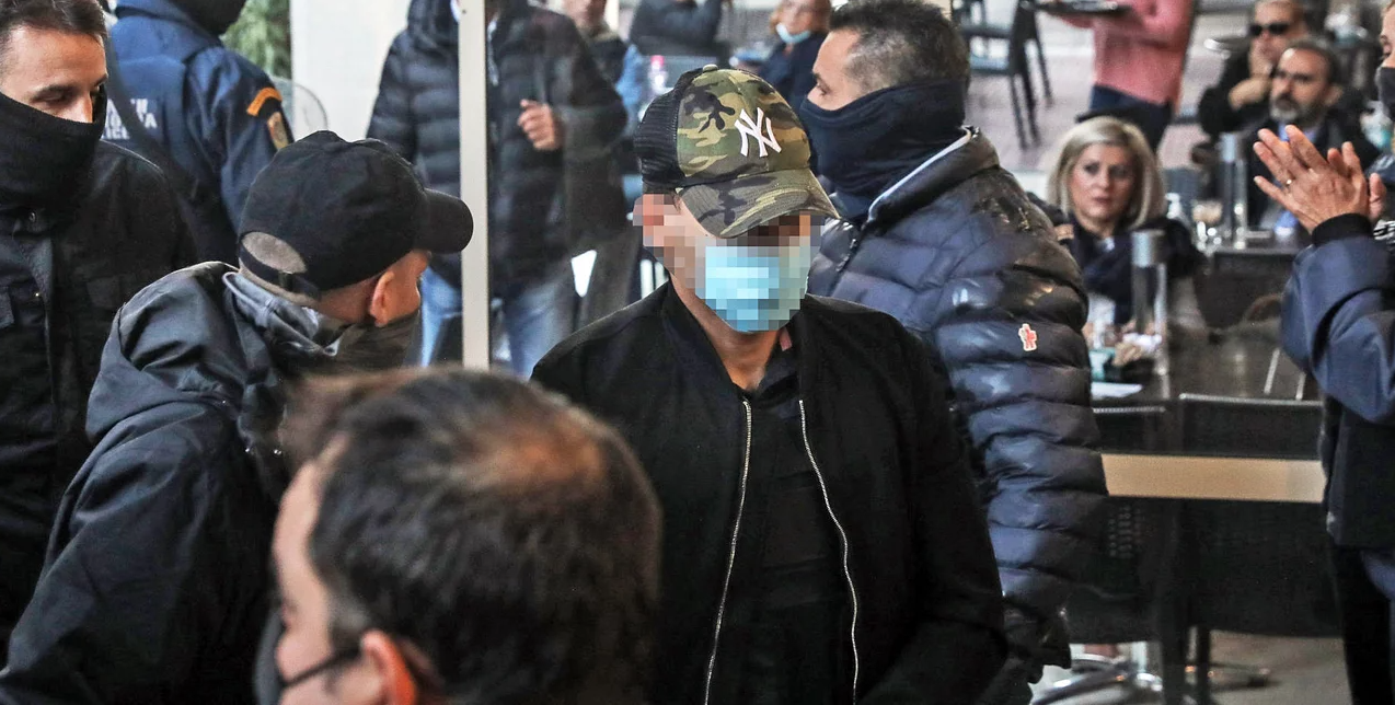 Καταδίωξη στο Πέραμα: Δεκτοί με επευφημίες και χειροκροτήματα οι επτά αστυνομικοί στα δικαστήρια Πειραιά