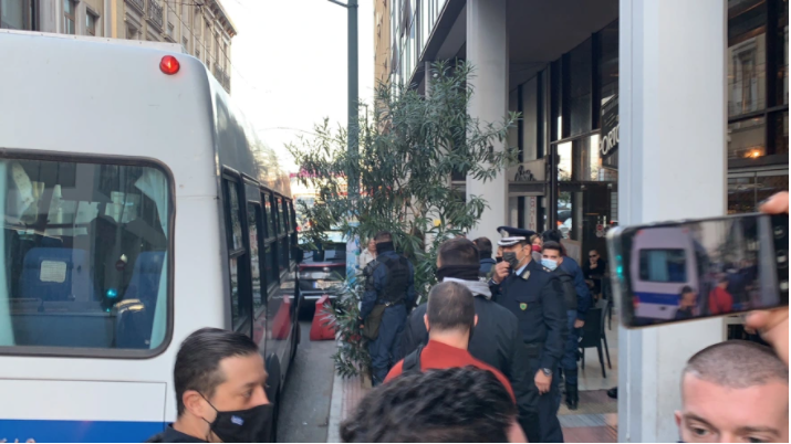 Καταδίωξη στο Πέραμα: Δεκτοί με επευφημίες και χειροκροτήματα οι επτά αστυνομικοί στα δικαστήρια Πειραιά
