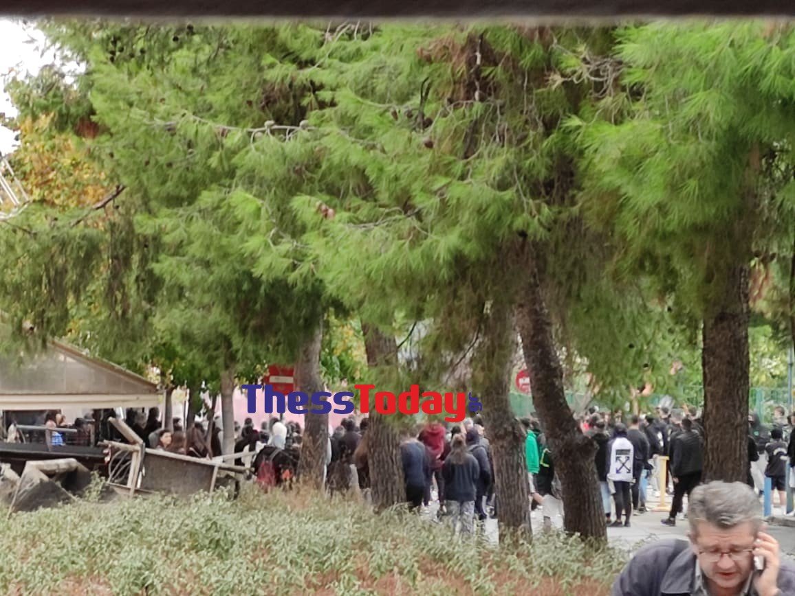 Νέα επεισόδια ξέσπασαν έξω από τον ΕΠΑΛ Εύοσμου στη Θεσσαλονίκη.