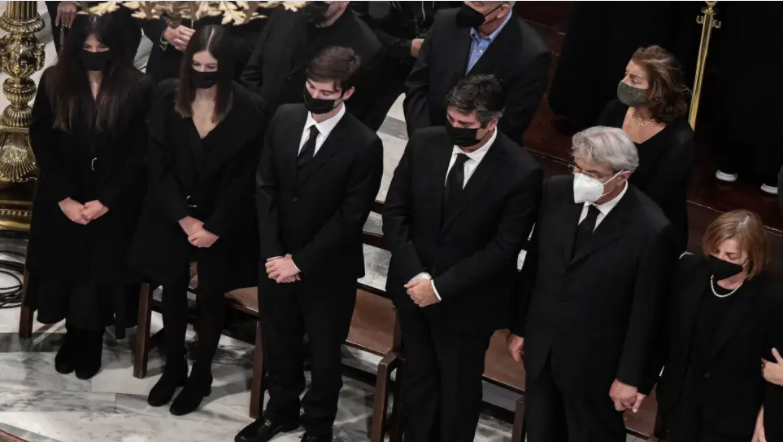 Συντετριμμένη είναι η οικογένεια της Φώφης Γεννηματά στο «τελευταίο αντίο» στην Μητρόπολη Αθηνών.