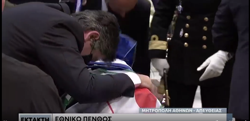 Συντετριμμένη είναι η οικογένεια της Φώφης Γεννηματά στο «τελευταίο αντίο» στην Μητρόπολη Αθηνών.