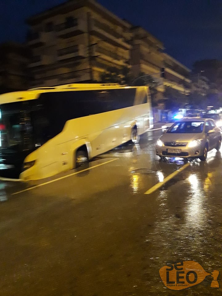 Κακοκαιρία «Μπάλλος»- Θεσσαλονίκη: Υποχώρησε οδόστρωμα και «κατάπιε»... λεωφορείο (Photos) 