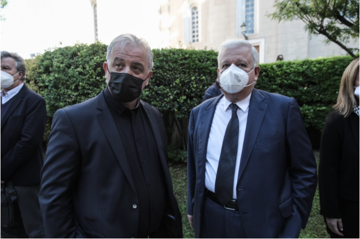 Στη Μητρόπολη από νωρίς βρέθηκαν οι πιο στενοί της συνεργάτες, Μανώλης Όθωνας, Χρήστος Πρωτόπαππας και Νίκος Βοσδογάνης.