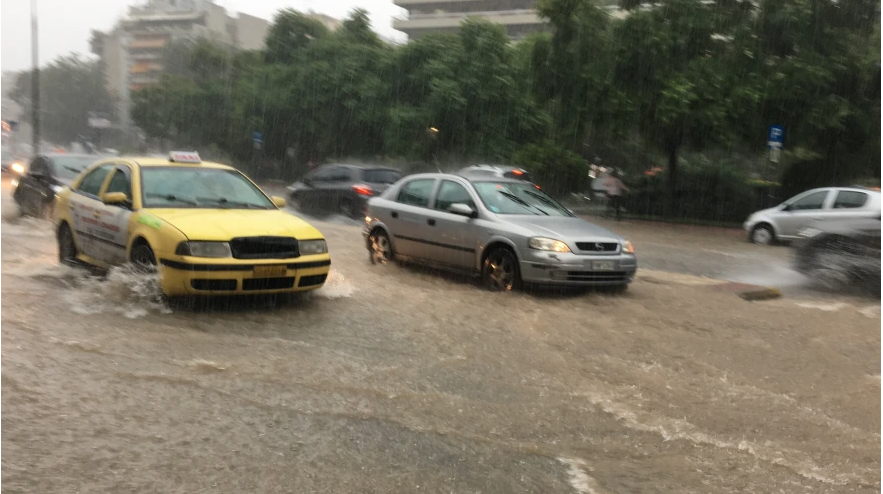 Ακόμα, πλημμύρισαν η Ιερά Οδός και η Πανόρμου από τις έντονες βροχοπτώσεις.