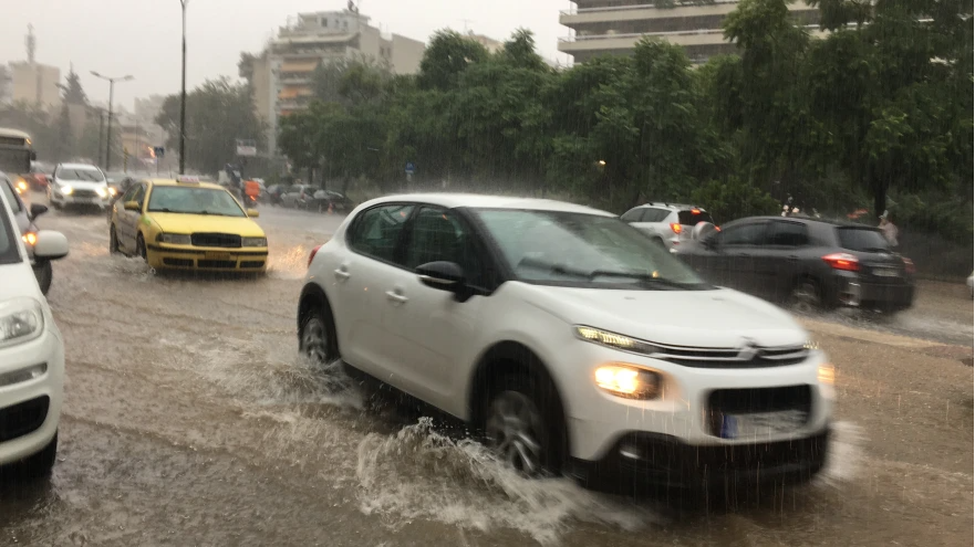 Ακόμα, πλημμύρισαν η Ιερά Οδός και η Πανόρμου από τις έντονες βροχοπτώσεις.