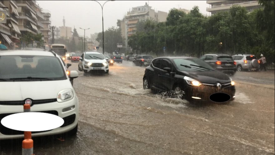 Ακόμα, πλημμύρισαν η Ιερά Οδός και η Πανόρμου από τις έντονες βροχοπτώσεις.