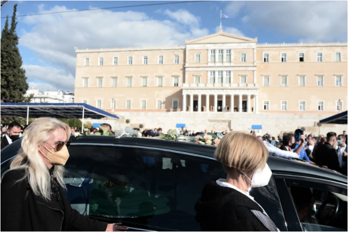 Σε κλίμα βαθιάς συγκίνησης, η οικογένεια, οι σύντροφοι, οι φίλοι και απλός κόσμος λένε σήμερα το «τελευταίο αντίο» στη Φώφη Γεννηματά.