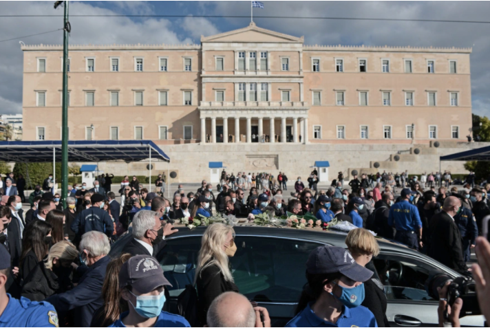 Σε κλίμα βαθιάς συγκίνησης, η οικογένεια, οι σύντροφοι, οι φίλοι και απλός κόσμος λένε σήμερα το «τελευταίο αντίο» στη Φώφη Γεννηματά.