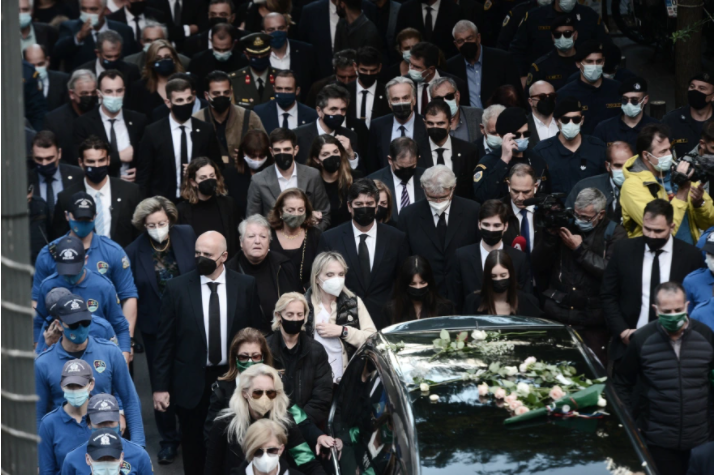 Σε κλίμα βαθιάς συγκίνησης, η οικογένεια, οι σύντροφοι, οι φίλοι και απλός κόσμος λένε σήμερα το «τελευταίο αντίο» στη Φώφη Γεννηματά.