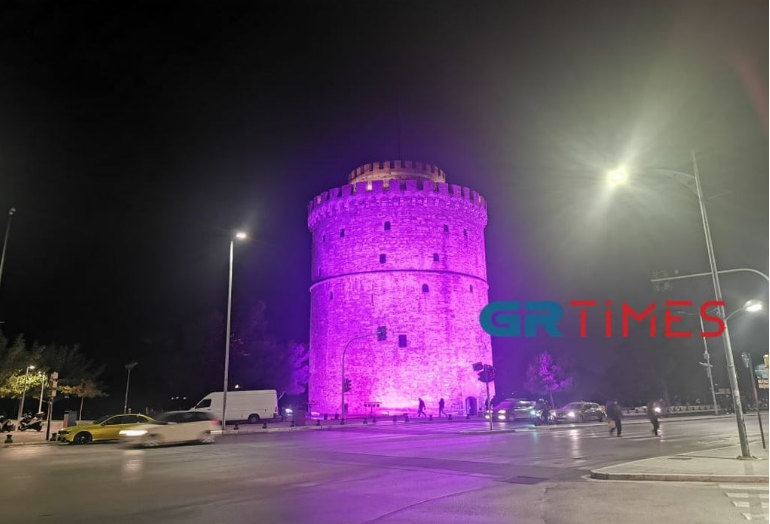 Με μωβ χρώμα φωταγωγήθηκε ο Λευκός Πύργος για Παγκόσμια Ημέρα Προωρότητας. Πρόκειται για μια πρωτοβουλία του «Ηλιτόμηνον» και πραγματοποιήθηκε με την αρωγή του Δήμου Θεσσαλονίκης και της Εφορείας Αρχαιοτήτων, για τα παιδιά που γεννιούνται πρόωρα. Tο μωβ χρώμα στο μνημείο του Λευκού Πύργου συγκέντρωσε τα βλέμματα των περαστικών με πολλούς να κάνουν στάση και να βγάζουν φωτογραφίες με τα κινητά τους τηλέφωνα, αναφέρει το grtimes.