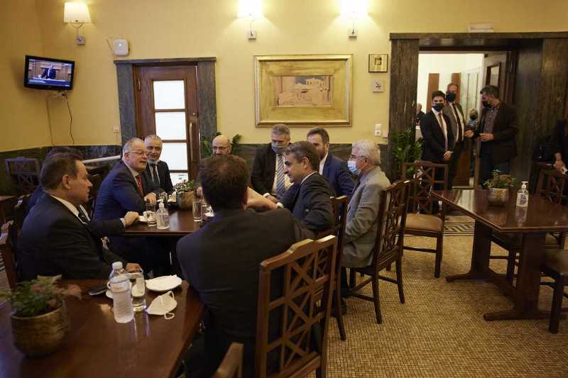 Σύντομη ξενάγηση από τον Πρόεδρο της Βουλής, Κωνσταντίνο Τασούλα, στην έκθεση που φιλοξενείται στο χώρο της Βουλής, είχε ο Πρωθυπουργός, Κυριάκος Μητσοτάκης. Η ξενάγηση έγινε έπειτα από την ομιλία του στο πλαίσιο ημερίδας με θέμα «Διαχείριση των χρόνιων νοσημάτων και προαγωγή του προσυμπτωματικού ελέγχου μετά την πανδημία COVID-19», την οποία διοργανώσε η Διαρκής Επιτροπή Κοινωνικών Υποθέσεων του κοινοβουλίου. Μετά την ξενάγηση ο Κυριάκος Μητσοτάκης βρήκε την ευκαιρία για μια σύντομη στάση στο εντευκτήρι