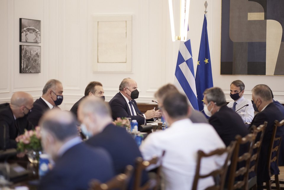 Με εκπροσώπους των φορέων του εμπορίου και της εστίασης είχε σύσκεψη στο Μέγαρο Μαξίμου ο Πρωθυπουργός, Κυριάκος Μητσοτάκης.
