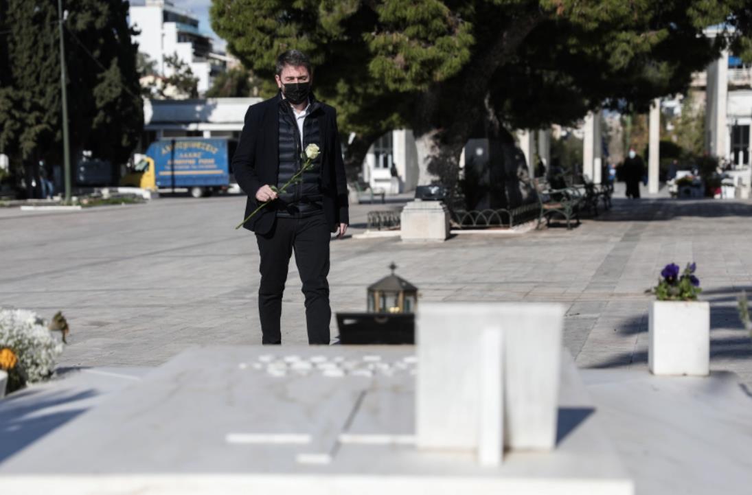Ο Νίκος Ανδρουλάκης άφησε λουλούδια στους τάφους της Φώφης Γεννηματά και του Ανδρέα Παπανδρέου