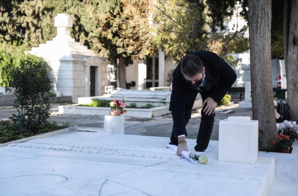Ο Νίκος Ανδρουλάκης άφησε λουλούδια στους τάφους της Φώφης Γεννηματά και του Ανδρέα Παπανδρέου