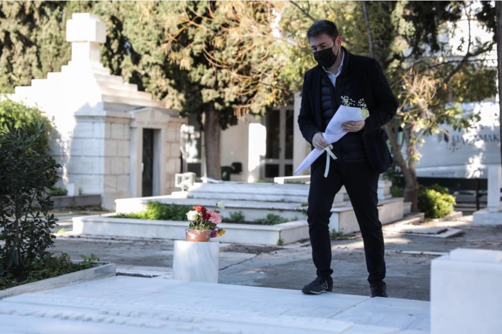 Ο Νίκος Ανδρουλάκης άφησε λουλούδια στους τάφους της Φώφης Γεννηματά και του Ανδρέα Παπανδρέου