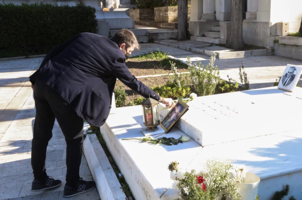 Ο Νίκος Ανδρουλάκης άφησε λουλούδια στους τάφους της Φώφης Γεννηματά και του Ανδρέα Παπανδρέου