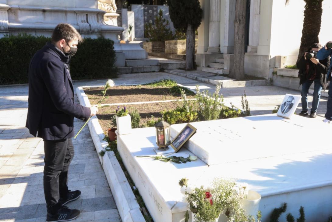 Ο Νίκος Ανδρουλάκης άφησε λουλούδια στους τάφους της Φώφης Γεννηματά και του Ανδρέα Παπανδρέου