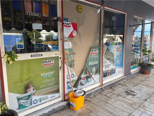 Ο 51χρονος περίμενε τον 66χρονο έξω από το χρωματοπωλείο, το οποίο ανήκε στη μητέρα του και εκεί εργαζόταν το θύμα. Αφού τον σκότωσε πήγε και παραδόθηκε στην υποδιεύθυνση ΝΑ Αττικής στη Γλυφάδα.