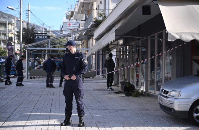 Ο 51χρονος περίμενε τον 66χρονο έξω από το χρωματοπωλείο, το οποίο ανήκε στη μητέρα του και εκεί εργαζόταν το θύμα. Αφού τον σκότωσε πήγε και παραδόθηκε στην υποδιεύθυνση ΝΑ Αττικής στη Γλυφάδα.