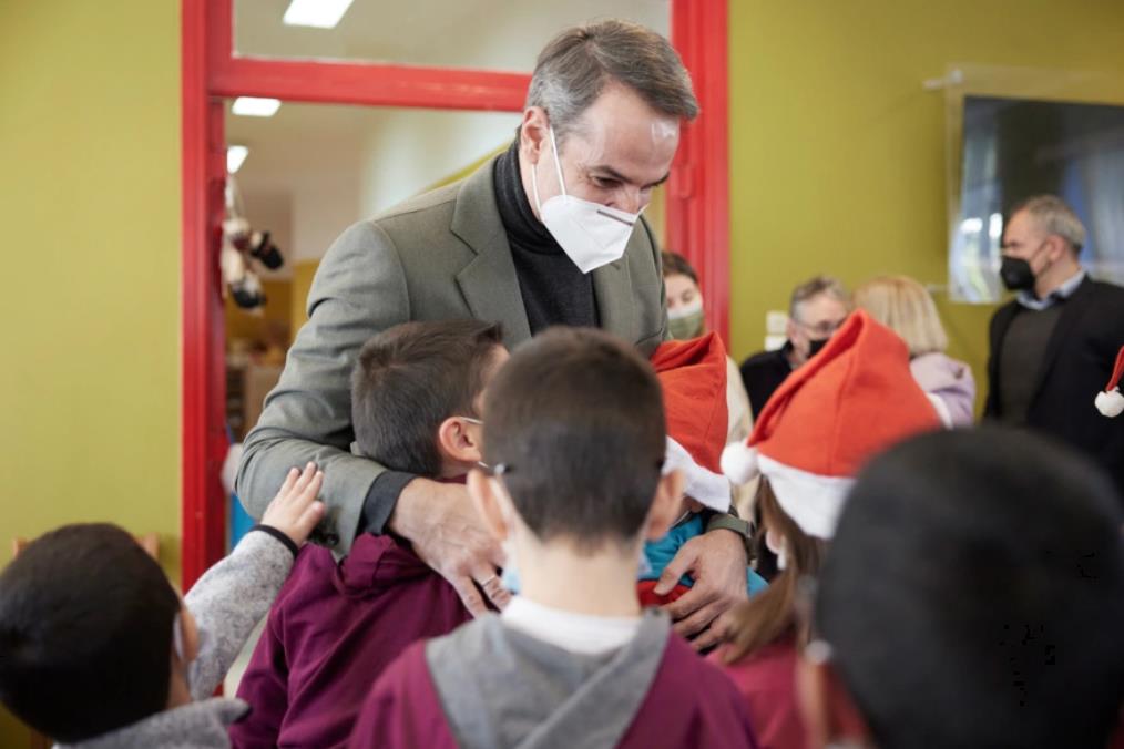 O Κυριάκος Μητσοτάκης άκουσε τα κάλαντα από τα παιδιά της Παιδόπολης «Άγιος Ανδρέας»