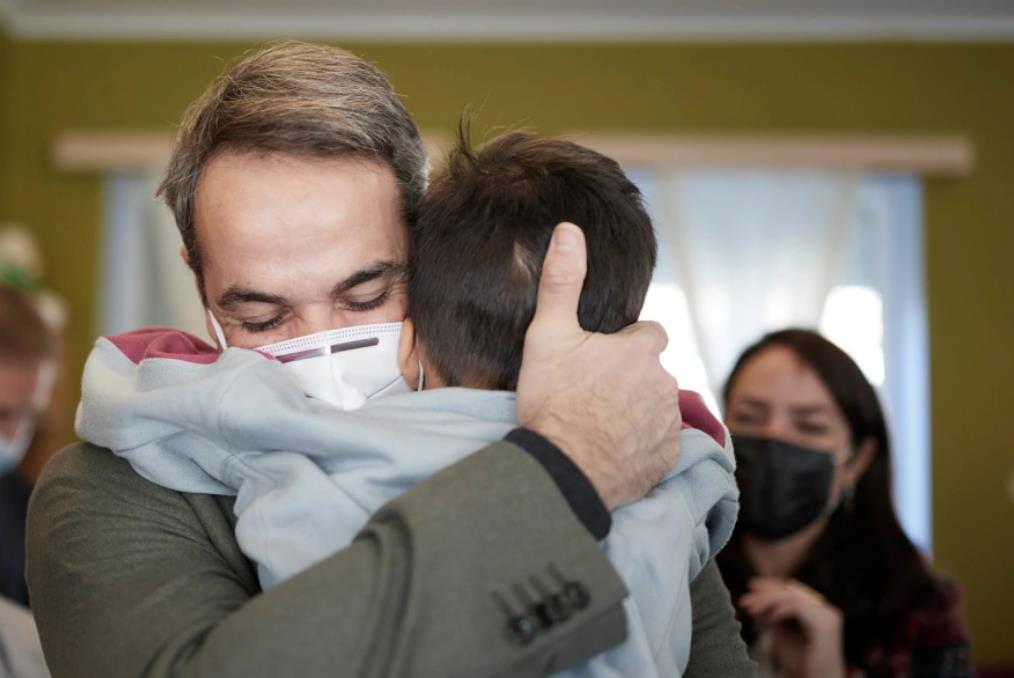 O Κυριάκος Μητσοτάκης άκουσε τα κάλαντα από τα παιδιά της Παιδόπολης «Άγιος Ανδρέας»