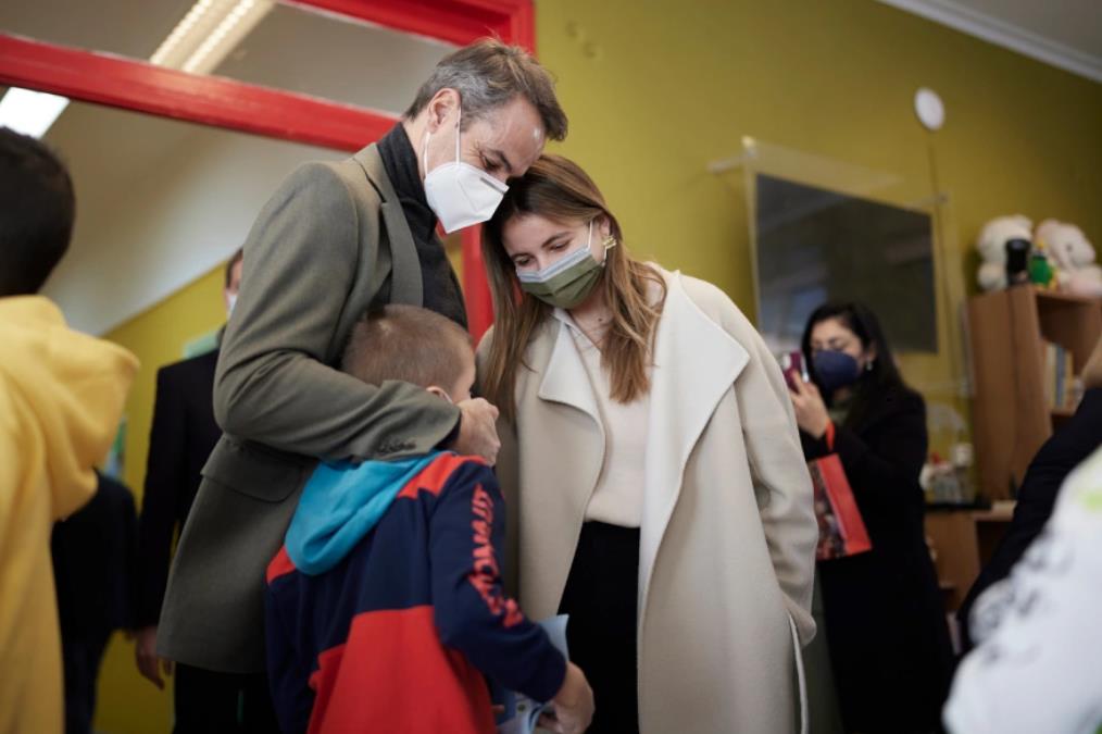 O Κυριάκος Μητσοτάκης άκουσε τα κάλαντα από τα παιδιά της Παιδόπολης «Άγιος Ανδρέας»