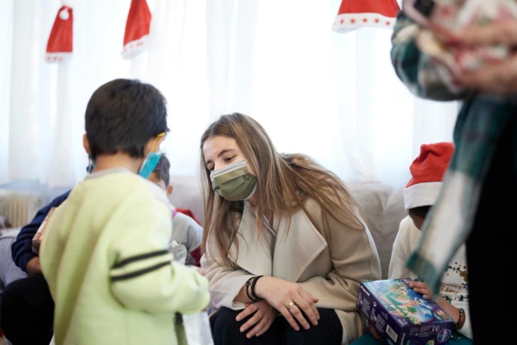 O Κυριάκος Μητσοτάκης άκουσε τα κάλαντα από τα παιδιά της Παιδόπολης «Άγιος Ανδρέας»