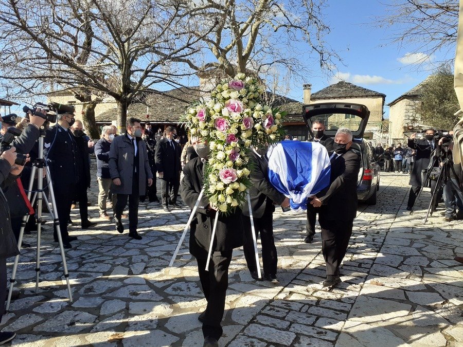 Το τελευταίο ταξίδι του Κάρολου Παπούλια στο νησί της λίμνης Ιωαννίνων
