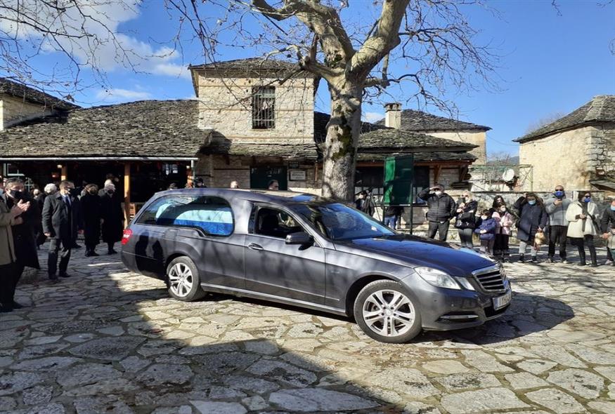 Το τελευταίο ταξίδι του Κάρολου Παπούλια στο νησί της λίμνης Ιωαννίνων