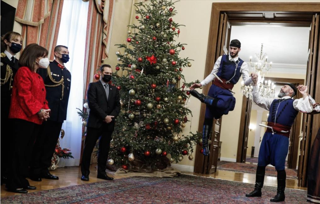 Έψαλαν τα κάλαντα των Χριστουγέννων στην Κατερίνα Σακελλαροπούλου