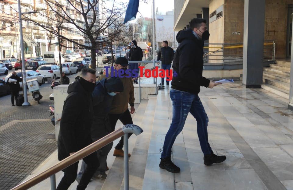 Στον εισαγγελέα ο 23χρονος που συνελήφθη για τη δολοφονία του 19χρονου - Έντονες αποδοκιμασίες από τους συγκεντρωμένους