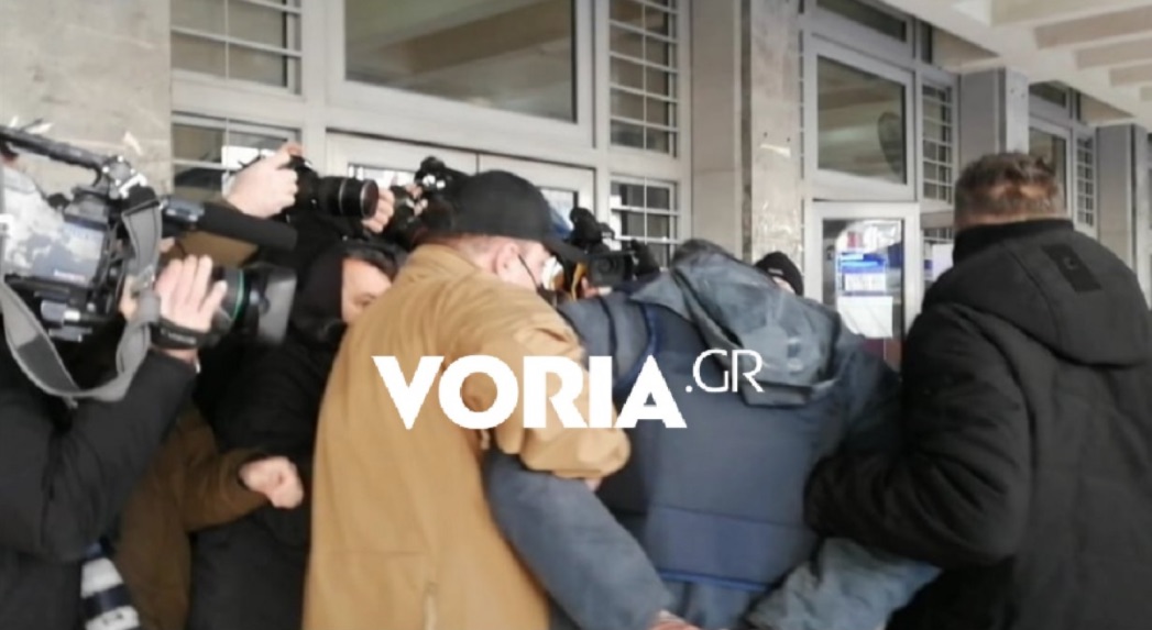 Στον εισαγγελέα ο 23χρονος που συνελήφθη για τη δολοφονία του 19χρονου - Έντονες αποδοκιμασίες από τους συγκεντρωμένους