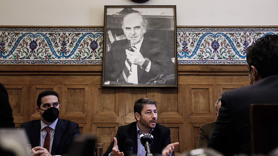 Την στοχευμένη και άμεση στήριξη των αγροτών ζήτησε ο πρόεδρος του ΠΑΣΟΚ-ΚΙΝΑΛ, Νίκος Ανδρουλάκης, ο οποίος συναντήθηκε με αντιπροσωπεία τους.