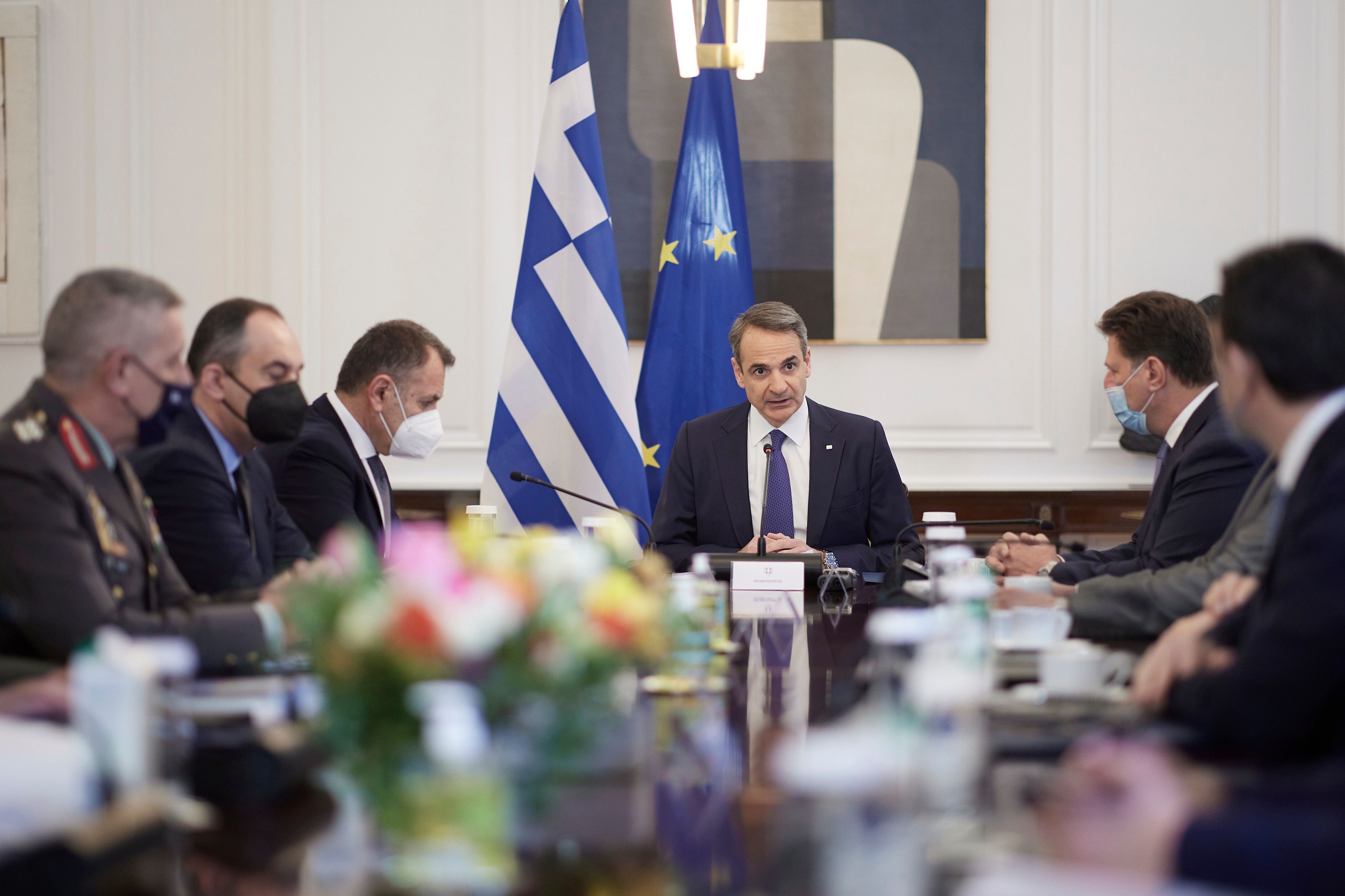 Σε κατάσταση κόκκινου συναγερμού βρίσκεται πλέον η ελληνική Κυβέρνηση μετά την απρόκλητη επίθεση της Ρωσίας στην Ουκρανία.