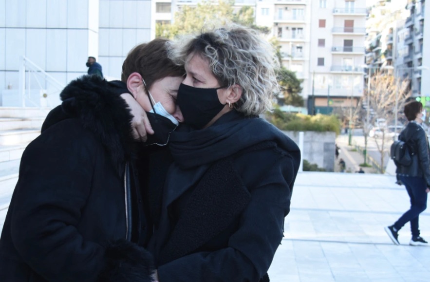 H συγκλονιστική αγκαλιά ανάμεσα στη μητέρα της Τοπαλούδη και τη μάνα της Γαρυφαλλιάς