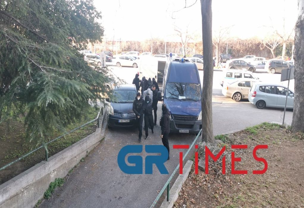 Την πόρτα του γραφείου της ανακρίτριας πέρασαν το πρωί στο Δικαστικό Μέγαρο Θεσσαλονίκης ακόμη τέσσερις κατηγορούμενοι για τη στυγερή δολοφονία του Άλκη Καμπανού.