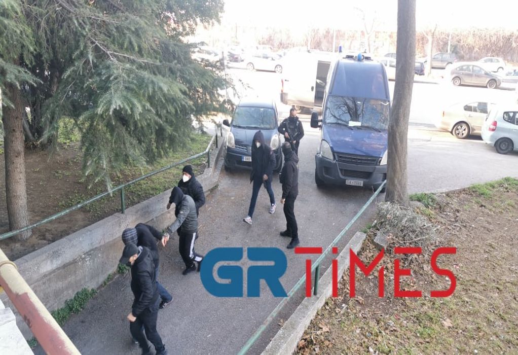 Την πόρτα του γραφείου της ανακρίτριας πέρασαν το πρωί στο Δικαστικό Μέγαρο Θεσσαλονίκης ακόμη τέσσερις κατηγορούμενοι για τη στυγερή δολοφονία του Άλκη Καμπανού.