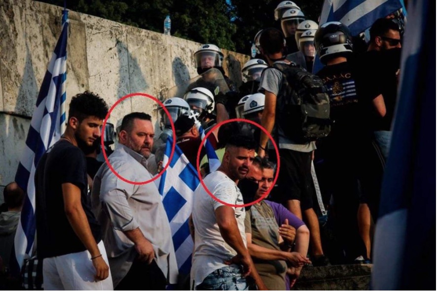 Ο δράστης είχε στενές σχέσεις με την εγκληματική οργάνωση Χρυσή Αυγή. Μάλιστα, σε πολλές φωτογραφίες του εμφανίζεται μαζί με ηγετικά στελέχη της εγκληματικής οργάνωσης και κατά τη διάρκεια διαδηλώσεων για το Μακεδονικό.