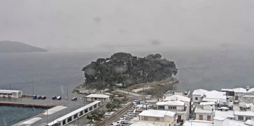 Πυκνή χιονόπτωση στη Σκιάθο
