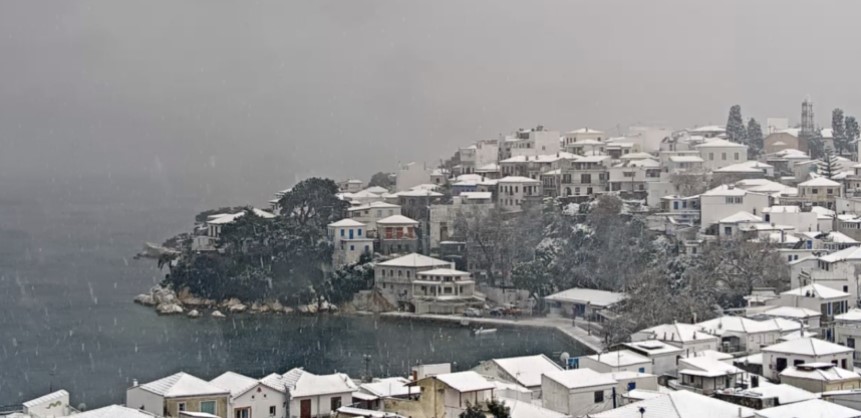 Πυκνή χιονόπτωση στη Σκιάθο