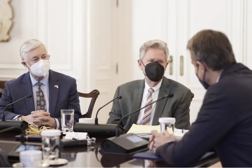 Με Αμερικανούς γερουσιαστές συναντήθηκε ο Κυριάκος Μητσοτάκης, στο Μέγαρο Μαξίμου.