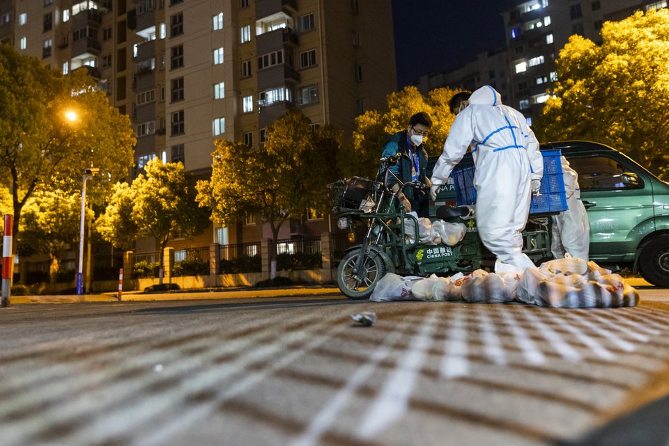 Κίνα: Χάος και οργή στη Σανγκάη για το πολύ αυστηρό lockdown - Κτίρια κατοικιών μετατρέπονται σε κέντρα καραντίνας