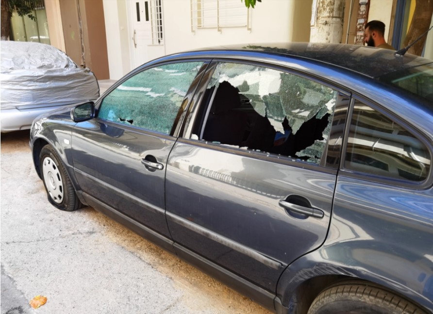 Στην πολυκατοικία διαμένει αξιωματικός της Ελληνικής Αστυνομίας.