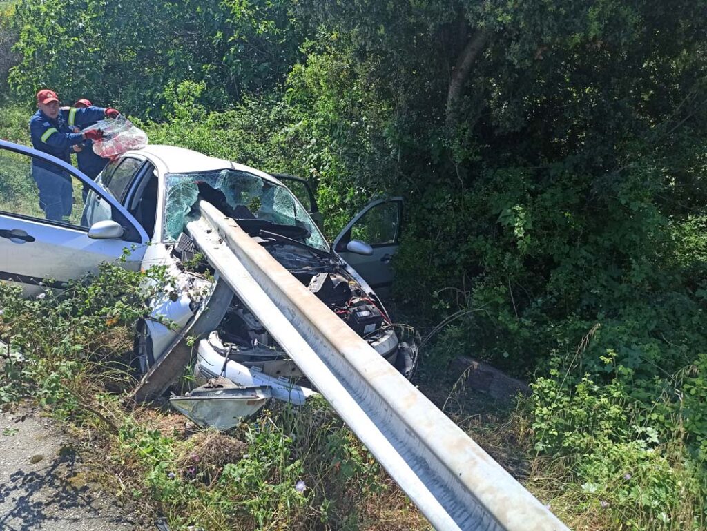 Σοκαριστικό τροχαίο στην Αμφιλοχία: Μπάρες διαπέρασαν το αυτοκίνητο – Σοκάρουν οι εικόνες