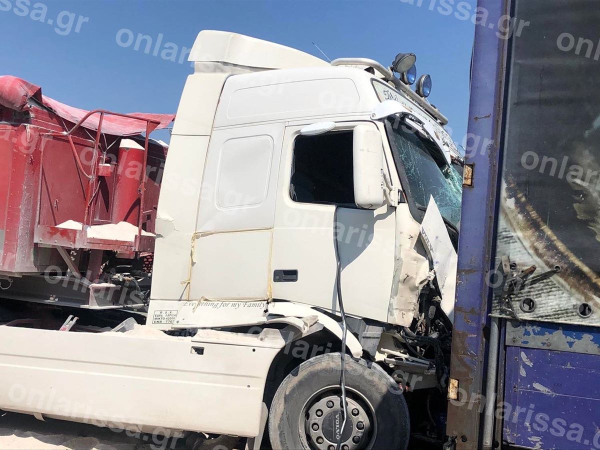 Σοβαρό τροχαίο με καραμπόλα τεσσάρων μεγάλων φορτηγών έγινε λίγο πριν τις 11 το πρωί στη Λάρισα, στον περιφερειακό δρόμο, πίσω από το Αλκαζάρ. Στο τροχαίο το οποίο έγινε κάτω από αδιευκρίνιστες ως στιγμής συνθήκες, εμπλέκονται τέσσερις νταλίκες, ενώ υπάρχει και εγκλωβισμός ενός ατόμου, του οδηγού του πέμπτου οχήματος, σύμφωνα με το onlarissa.gr. Στο σημείο έσπευσαν ασθενοφόρα του ΕΚΑΒ, καθώς και δυνάμεις της Πυροσβεστικής για τον απεγκλωβισμό του τραυματία ο οποίος μεταφέρθηκε με ασθενοφόρο στο εφημερεύο