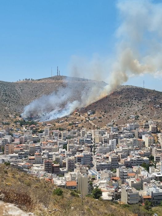 Φωτιά κοντά σε σπίτια στο Σχιστό