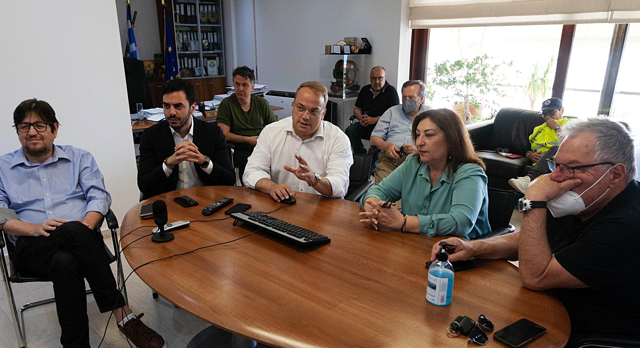 Κλιμάκιο του ΠΑΣΟΚ – Κινήματος Αλλαγής επισκέφτηκε την περιοχή στην άνω Βούλα που κάηκε από τη φωτιά του περασμένου Σαββάτου. Το κλιμάκιο του ΠΑΣΟΚ-ΚΙΝΑΛ συναντήθηκε με τον δήμαρχο Βάρης-Βούλας-Βουλιαγμένης, Γρηγόρη Κωνσταντέλλο, και ενημερώθηκε για την πυρκαγιά που εκδηλώθηκε στις 4 Ιουνίου αρχικά στην Άνω Γλυφάδα και στη συνέχεια επεκτάθηκε και προς την περιοχή της Άνω Βούλας. «Κεντρικό συμπέρασμα, η προτεραιοποίηση της πρόληψης έναντι της καταστολής», ανέφερε ο Μανώλης Χριστοδουλάκης σε ανάρτησή του,.